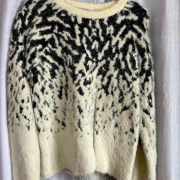 1 State Zebra print Fuzzy Sweater - Picture 1 of 3